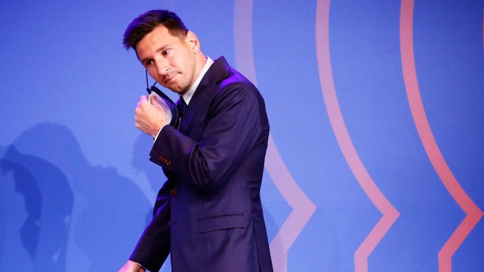 BARCELONA, SPAIN - AUGUST 08: Lionel Messi of FC Barcelona faces the media during a press conference at Nou Camp on August 08, 2021 in Barcelona, Spain. (Photo by Eric Alonso/Getty Images)