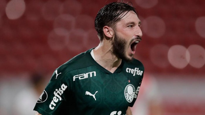 AVELLANEDA, ARGENTINA - JANUARY 05: Matias Viña of Palmeiras celebrates after scoring the third goal of his team during a first leg semifinal match between River Plate and Palmeiras as part of Copa CONMEBOL Libertadores 2020 at Estadio Libertadores de América on January 05, 2021 in Avellaneda, Argentina.  (Photo by Juan I. Roncoroni – Pool/Getty Images)