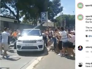 Usai Perpisahan Haru di Camp Nou, Mobil Messi Diserbu Fans Barcelona Usai Perpisahan Haru di Camp Nou, Mobil Messi Diserbu Fans Barcelona