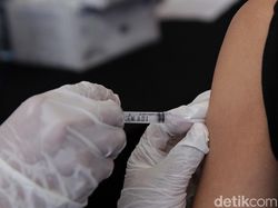 Viral Suntik Vaksin Kosong di Jakut Bikin Nakes yang Terlibat Diusut