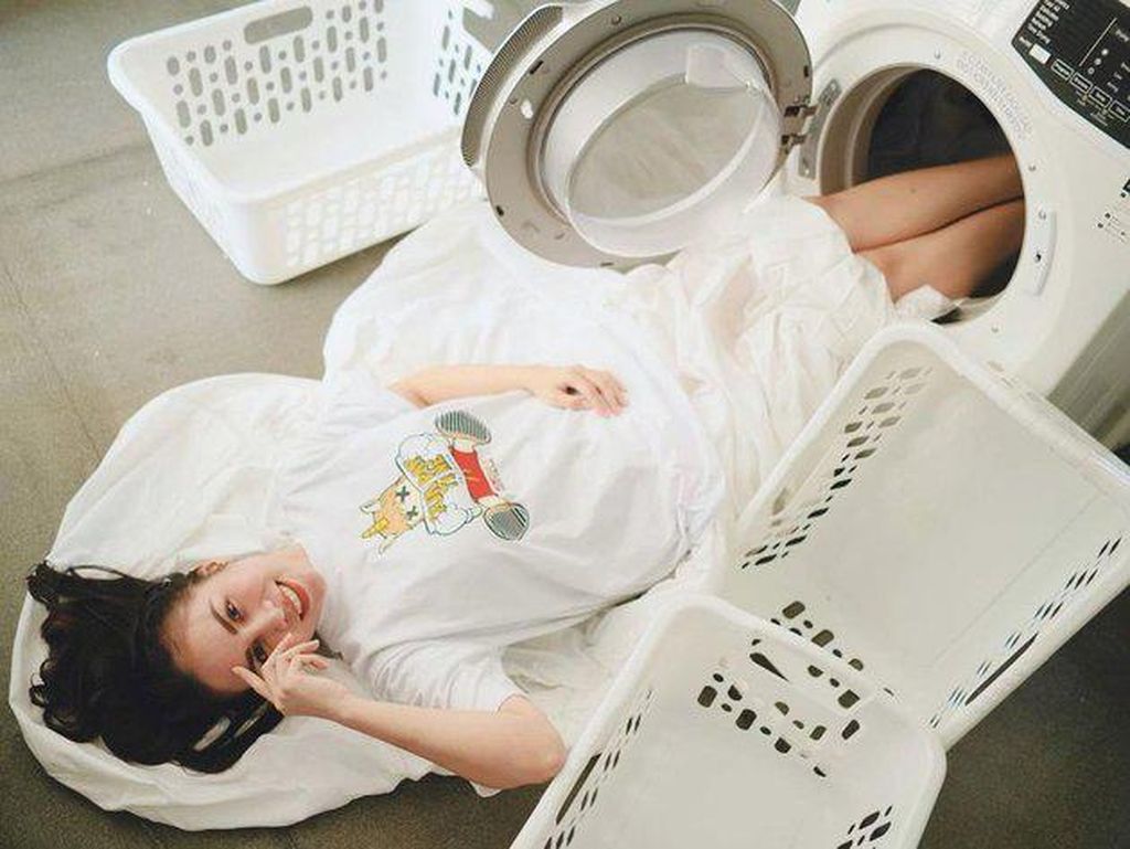 7 Gaya Momo Geisha saat Cuci Baju yang Jadi Sorotan & Banjir Pujian Netizen