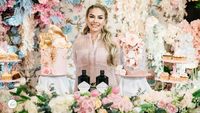 Gaya Nikita Mirzani Saat Makan Steak Berlapis Emas dan Jajan Es Krim