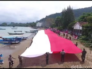 Sambut HUT Ke-76 RI Bendera Merah Putih Raksasa Dibentangkan di Pantai Trenggalek