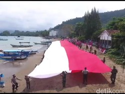Sambut HUT Ke-76 RI Bendera Merah Putih Raksasa Dibentangkan di Pantai Trenggalek