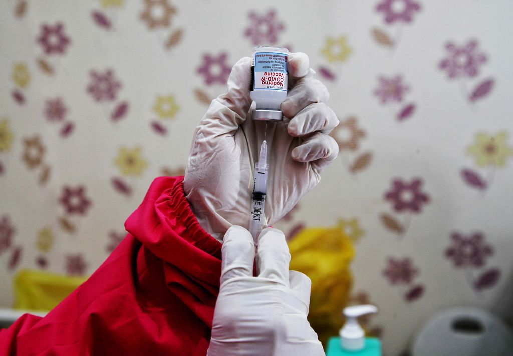 Vaksin dosin ketiga atau booster diberikan untuk tenaga kesehatan di Puskesmas Cilincing, Jakarta Utara, Senin (9/8). Vaksin yang diberikan adalah vaksin Moderna.