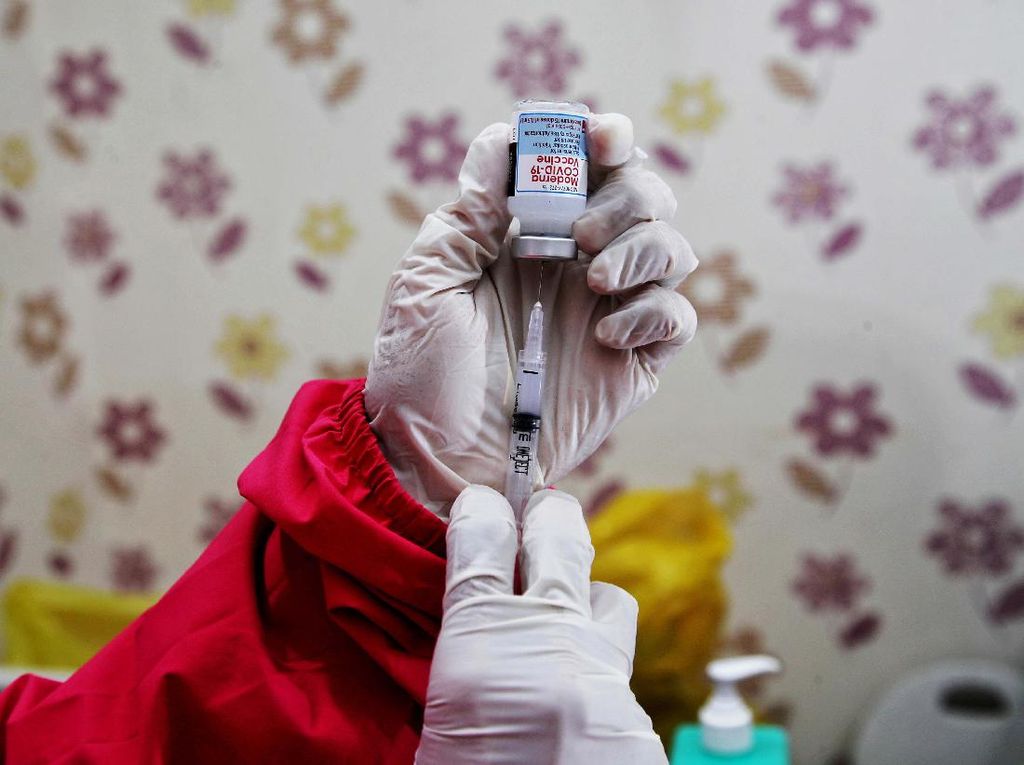 Cerita Nakes Disuntik Vaksin Moderna, Efek Samping Pegal-Demam Sampai H+3
