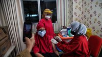 Pemberian Vaksin COVID-19 Dosis Ketiga untuk Tenaga Kesehatan