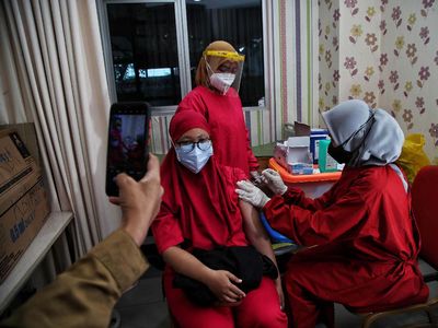 Pemberian Vaksin COVID-19 Dosis Ketiga untuk Tenaga Kesehatan