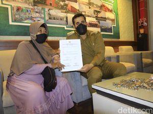 Nenek Penjual Pecel Ini Sumbangkan Uang Celengan untuk Penanganan COVID-19 Nenek Penjual Pecel Ini Sumbangkan Uang Celengan untuk Penanganan COVID-19