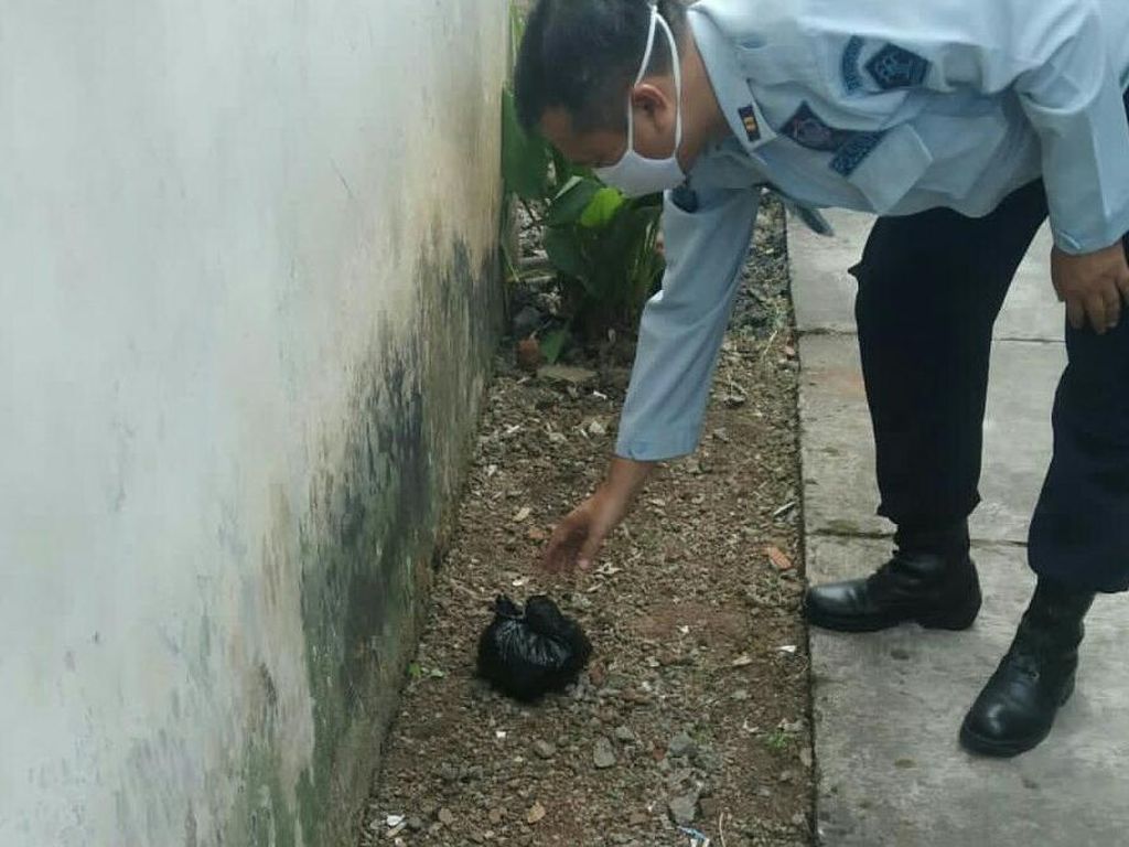 Petugas Gagalkan Penyelundupan Ribuan Obat Terlarang ke Lapas Sumedang Petugas Gagalkan Penyelundupan Ribuan Obat Terlarang ke Lapas Sumedang
