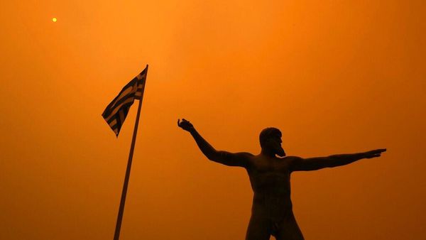 Potret Langit Yunani yang Menguning Imbas Kebakaran Hutan