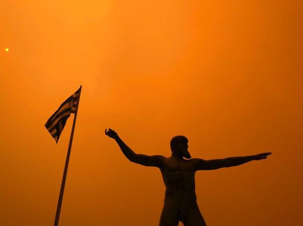 Potret Langit Yunani yang Menguning Imbas Kebakaran Hutan