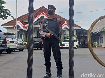 Polisi Bersenjata Jaga Kantor Dinas PUPR Banjarnegara, Ada Apa?