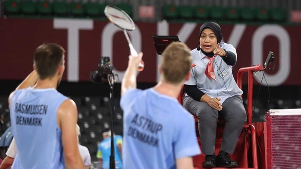 Seorang guru SD asal Surabaya mencatatkan namanya di Olimpiade Tokyo 2020. Bukan sebagai atlet, namun sebagai salah satu wasit bulu tangkis di ajang pesta olahraga dunia empat tahun sekali itu.