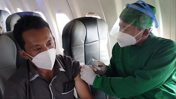 Potret Vaksin di Pesawat ala Kuningan