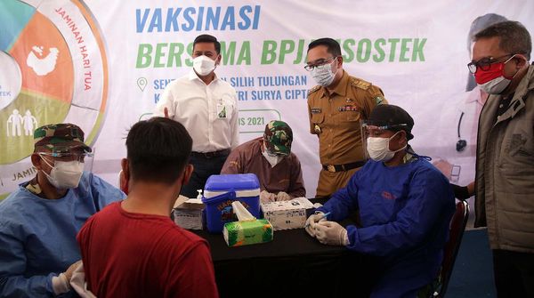 Gubernur Jabar Ridwan Kamil Tinjau Vaksinasi Pekerja di Karawang