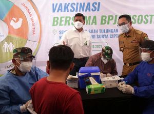 Gubernur Jabar Ridwan Kamil Tinjau Vaksinasi Pekerja di Karawang