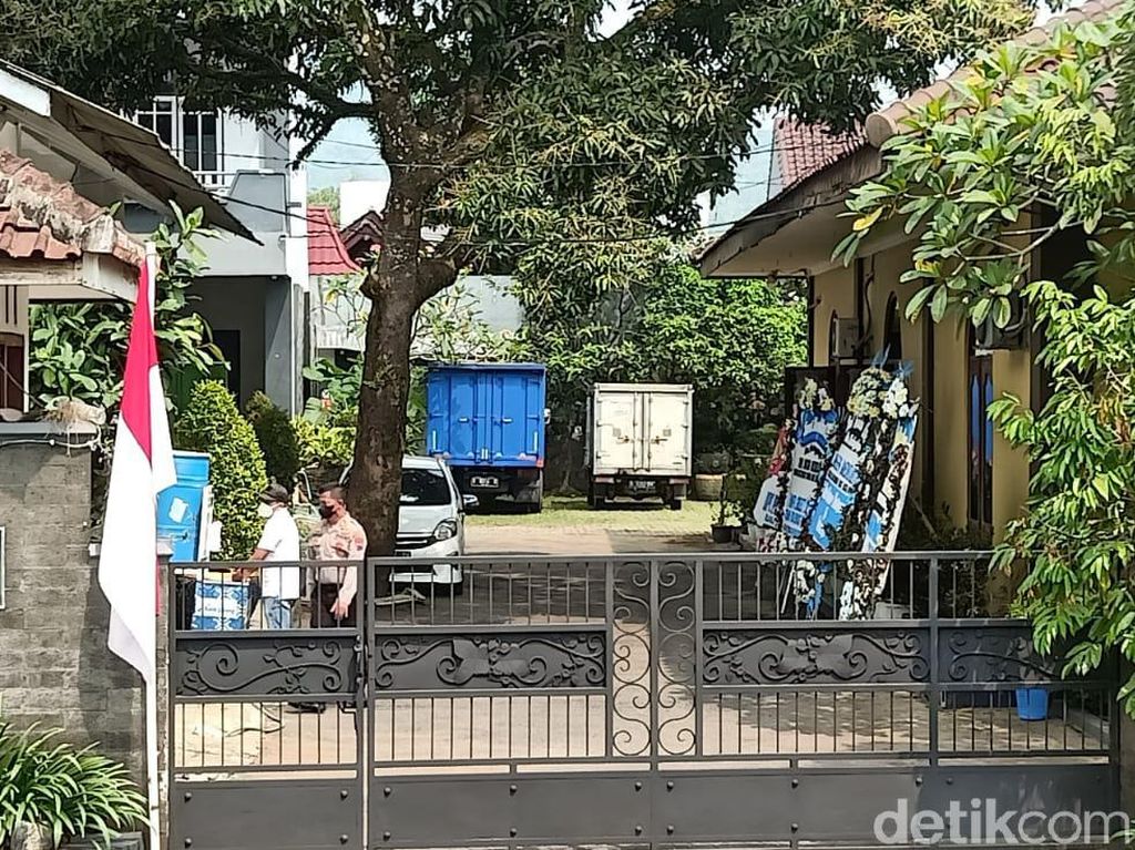 Dijaga Ketat, Ada Petugas Berompi KPK di Rumah Bupati Banjarnegara