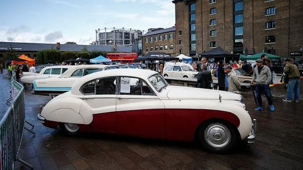Saat Mobil-mobil Klasik nan Antik Mejeng di Kota London