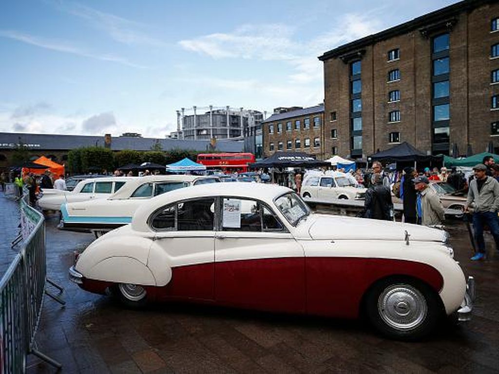 Saat Mobil-mobil Klasik nan Antik Mejeng di Kota London