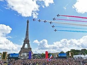 Momen Warga Paris Tumpah Ruah Sambut Olimpiade 2024