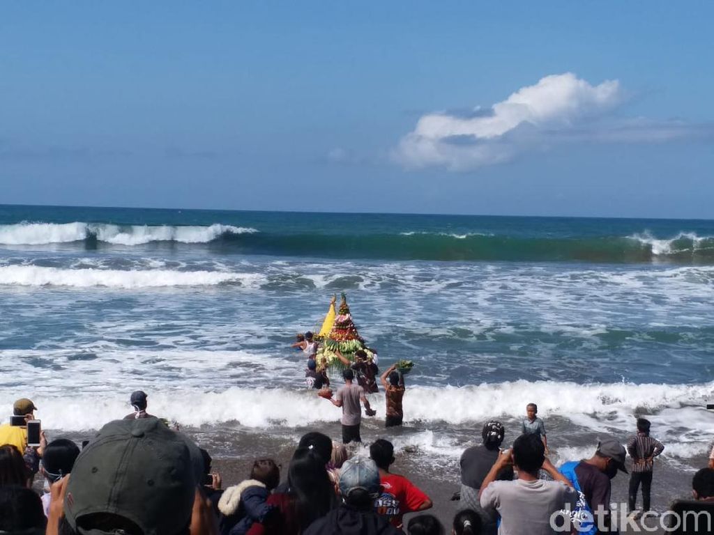 Larung Sesaji Suroan di Pantai Tambakrejo Blitar Akan Digelar Tertutup