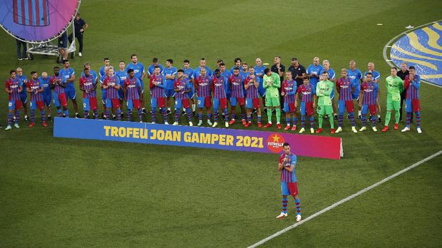 Trofi Joan Gamper Soccer Football - Joan Gamper Cup - FC Barcelona v Juventus - Estadi Johan Cruyff, Barcelona, Spain - August 8, 2021 FC Barcelona's Sergio Busquets speaks as the mens and womens teams gather before the match REUTERS/Albert Gea