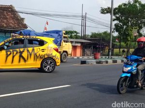 Waduh! Mobil Ini Dicorat-coret PPKM