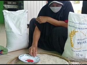 Warga Tasikmalaya Keluhkan Beras Bantuan Berbau dan Berkerikil