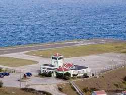 Ini Bandara dengan Landasan Terpendek dan Berbahaya, Pilotnya Harus Andal
