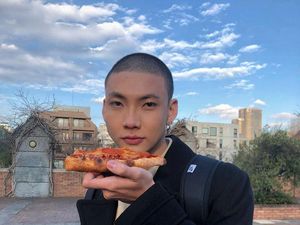 Gaya Keren Adam Rosadi, Pacar Baru Agnez Mo saat Jajan Pizza Gaya Keren Adam Rosadi, Pacar Baru Agnez Mo saat Jajan Pizza