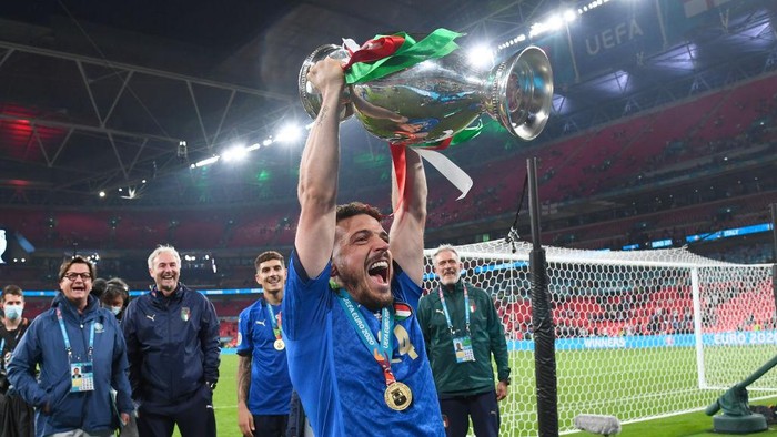LONDON, ENGLAND - JULY 11: Alessandro Florenzi of Italy celebrates with The Henri Delaunay Trophy following his teams victory in the UEFA Euro 2020 Championship Final between Italy and England at Wembley Stadium on July 11, 2021 in London, England. (Photo by Claudio Villa/Getty Images)