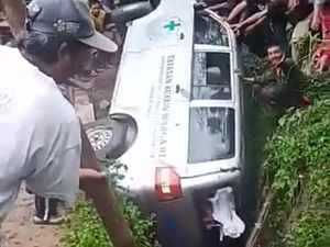 Ambulans Pengangkut Jenazah Terperosok Jurang di Garut