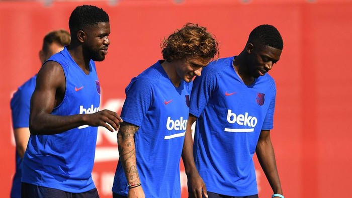 BARCELONA, SPAIN - JULY 15: Samuel Umtiti, Antoine Griezmann and Ousmane Dembele of FC Barcelona arrive at their first training session at Ciutat Esportiva of Sant Joan Despi on July 15, 2019 in Barcelona, Spain. (Photo by David Ramos/Getty Images)