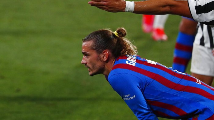 Barcelonas Antoine Griezmann waits in position during the Joan Gamper trophy soccer match between FC Barcelona and Juventus at the Estadi Johan Cruyff in Barcelona, Spain, Sunday, Aug. 8, 2021. (AP Photo/Joan Monfort)