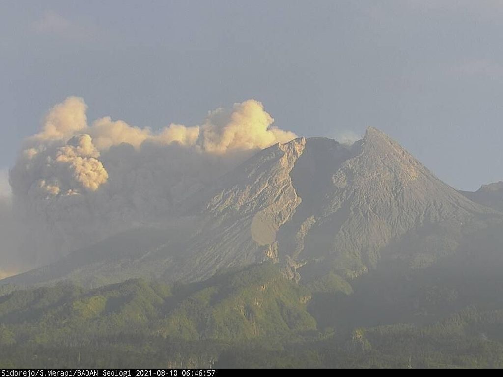 Gunung Merapi Erupsi, 9 Desa di Magelang Diguyur Hujan Abu