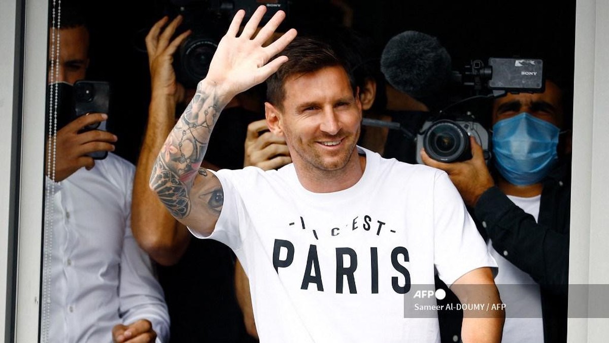 Lionel Messi tiba di Paris (Foto: AFP/SAMEER AL-DOUMY)