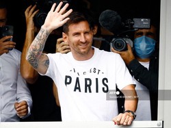 Tiba di Paris, Messi Disambut Riuh Para Fans