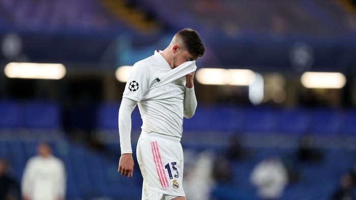 LONDON, ENGLAND - MAY 05: Federico Valverde of Real Madrid looks dejected after conceding their second goal during the UEFA Champions League Semi Final Second Leg match between Chelsea and Real Madrid at Stamford Bridge on May 05, 2021 in London, England. Sporting stadiums around Europe remain under strict restrictions due to the Coronavirus Pandemic as Government social distancing laws prohibit fans inside venues resulting in games being played behind closed doors. (Photo by Clive Rose/Getty Images)