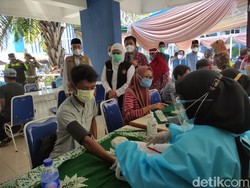 Gubernur Khofifah Minta Vaksinasi di Surabaya Raya Dipercepat