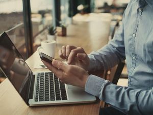 Mengupas Bisnis Data Streaming: Peran, Keamanan Siber, dan Tantangannya di RI Mengupas Bisnis Data Streaming: Peran, Keamanan Siber, dan Tantangannya di RI
