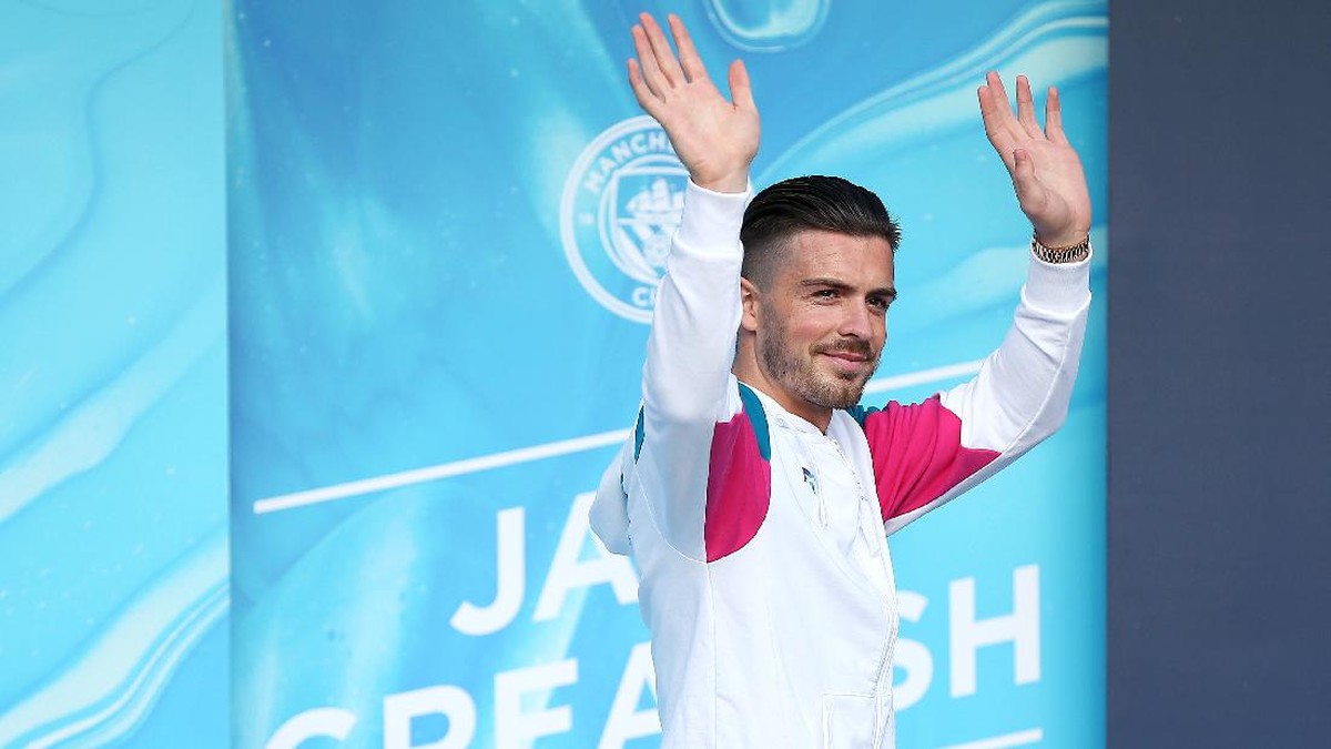 Jack Grealish saat diperkenalkan Manchester City di Etihad Stadium. (Foto: Charlotte Tattersall/Getty Images)