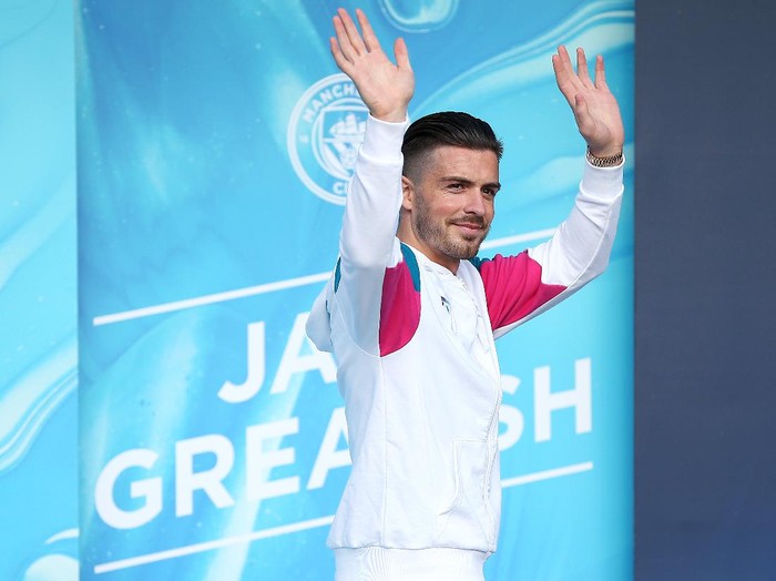 MANCHESTER, ENGLAND - AUGUST 09: Jack Grealish of Manchester City waves to fans before leaving as he unveiled to fans at Etihad Stadium on August 09, 2021 in Manchester, England. (Photo by Charlotte Tattersall/Getty Images)