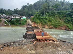 Jembatan Muhara Lebak Akses ke Negeri di Atas Awan Roboh Jembatan Muhara Lebak Akses ke Negeri di Atas Awan Roboh