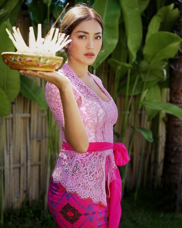 Jessica Iskandar dengan Kebaya Bali