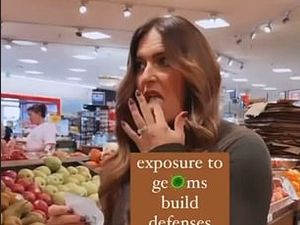 Viral Wanita Anti-vaksin Jilat Keranjang Hingga Pintu Kulkas di Supermarket