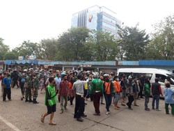 Jokowi Sambangi Terminal Grogol Jakbar, Warga Berkerumun Berebut Sembako