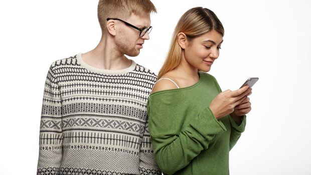 Demi menuntaskan rasa ragu, kamu rela menguji batasan pasangan hingga membuatnya cemburu.