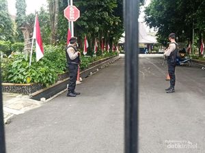 Rumdin-Kantor Bupati Banjarnegara Dijaga Polisi Bersenjata