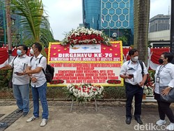 3 Fakta Karangan Bunga Karyawan Garuda buat Erick Thohir